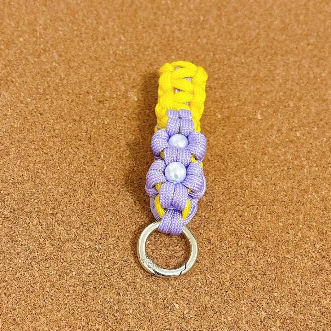 【送料込み】パラコード お花のキーホルダー お家の鍵や車の鍵に💛