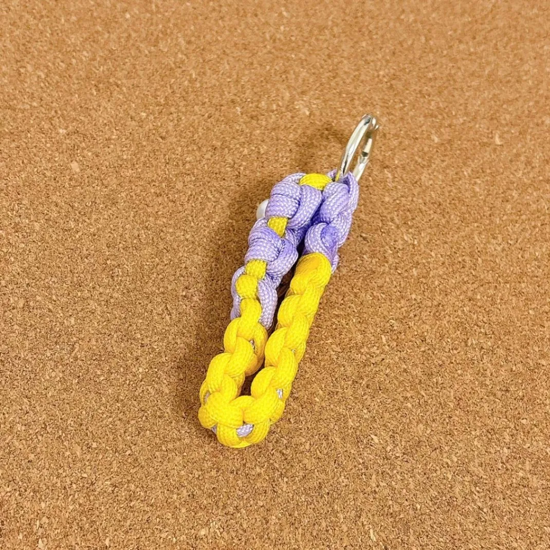 【送料込み】パラコード お花のキーホルダー お家の鍵や車の鍵に💛
