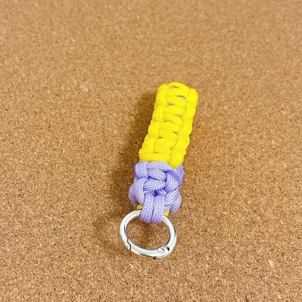 【送料込み】パラコード お花のキーホルダー お家の鍵や車の鍵に💛