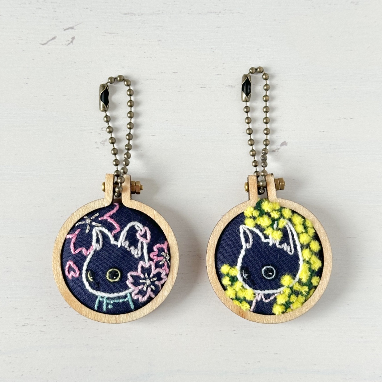 白猫のお花刺繍キーホルダー　桜【ハンドメイド】