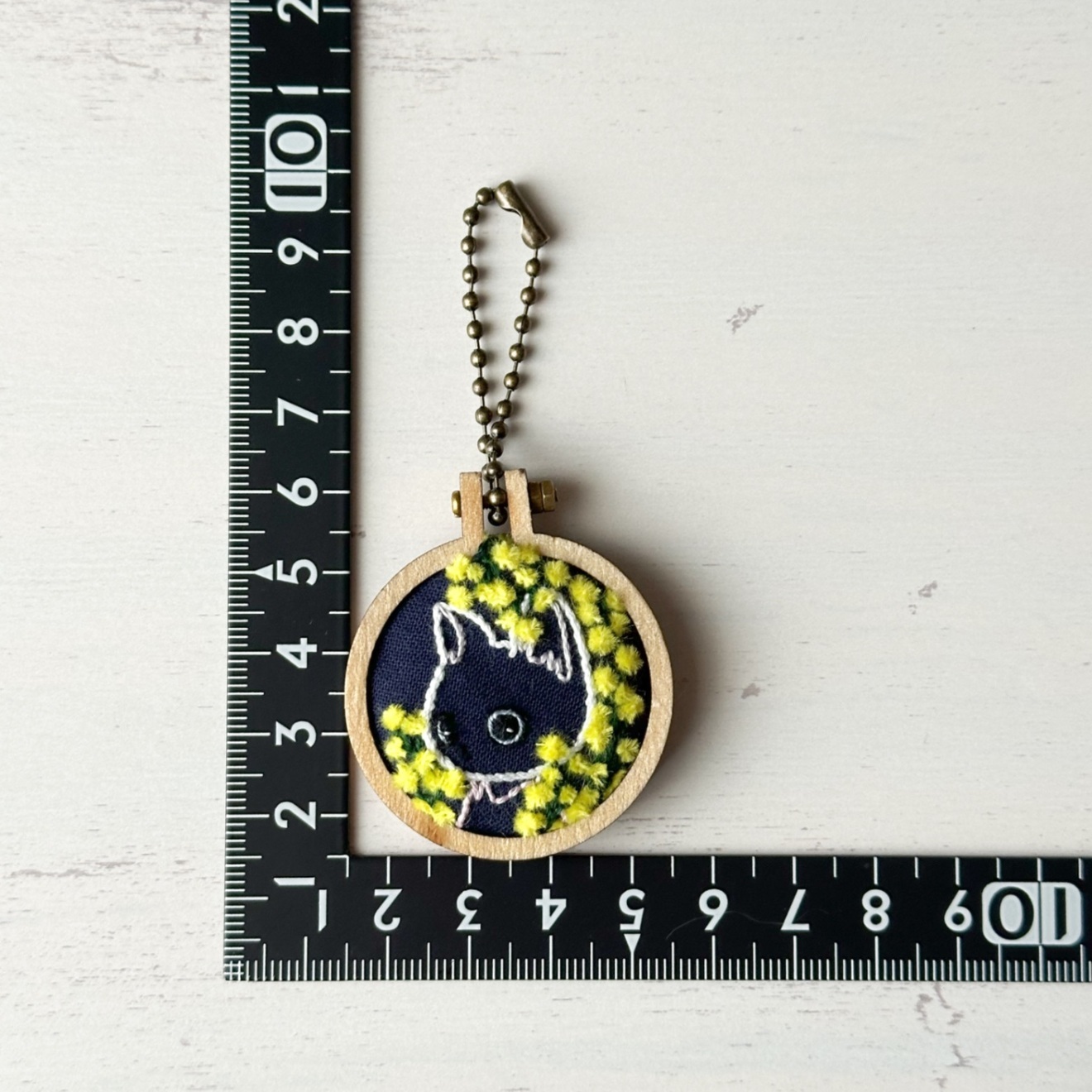 白猫のお花刺繍キーホルダー　桜【ハンドメイド】