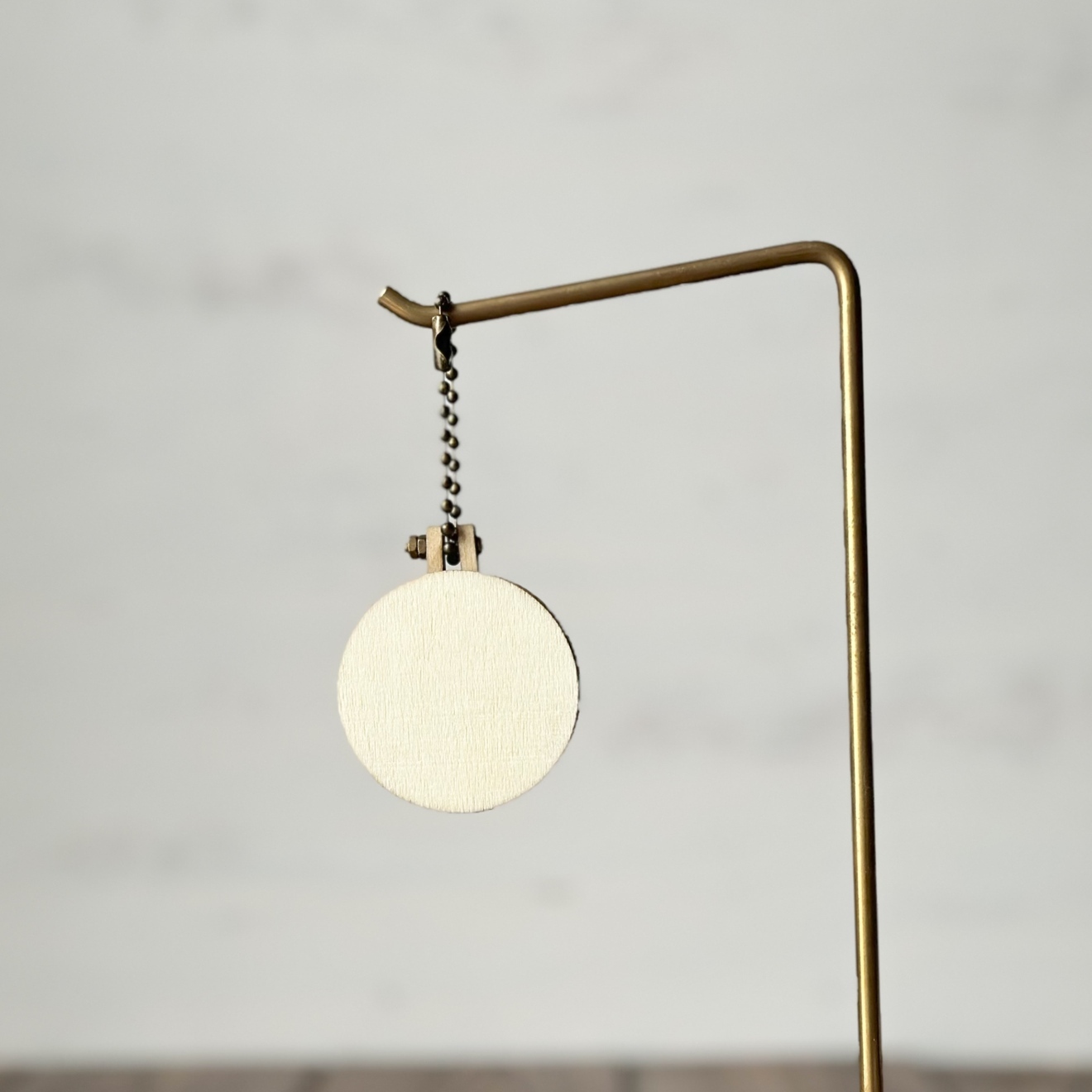 茶色猫とロップイヤーのお花刺繍キーホルダー　桜【ハンドメイド】