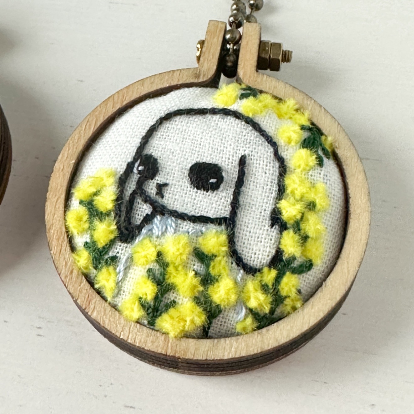 黒ロップイヤーのお花刺繍キーホルダー　桜　ミモザ【ハンドメイド】