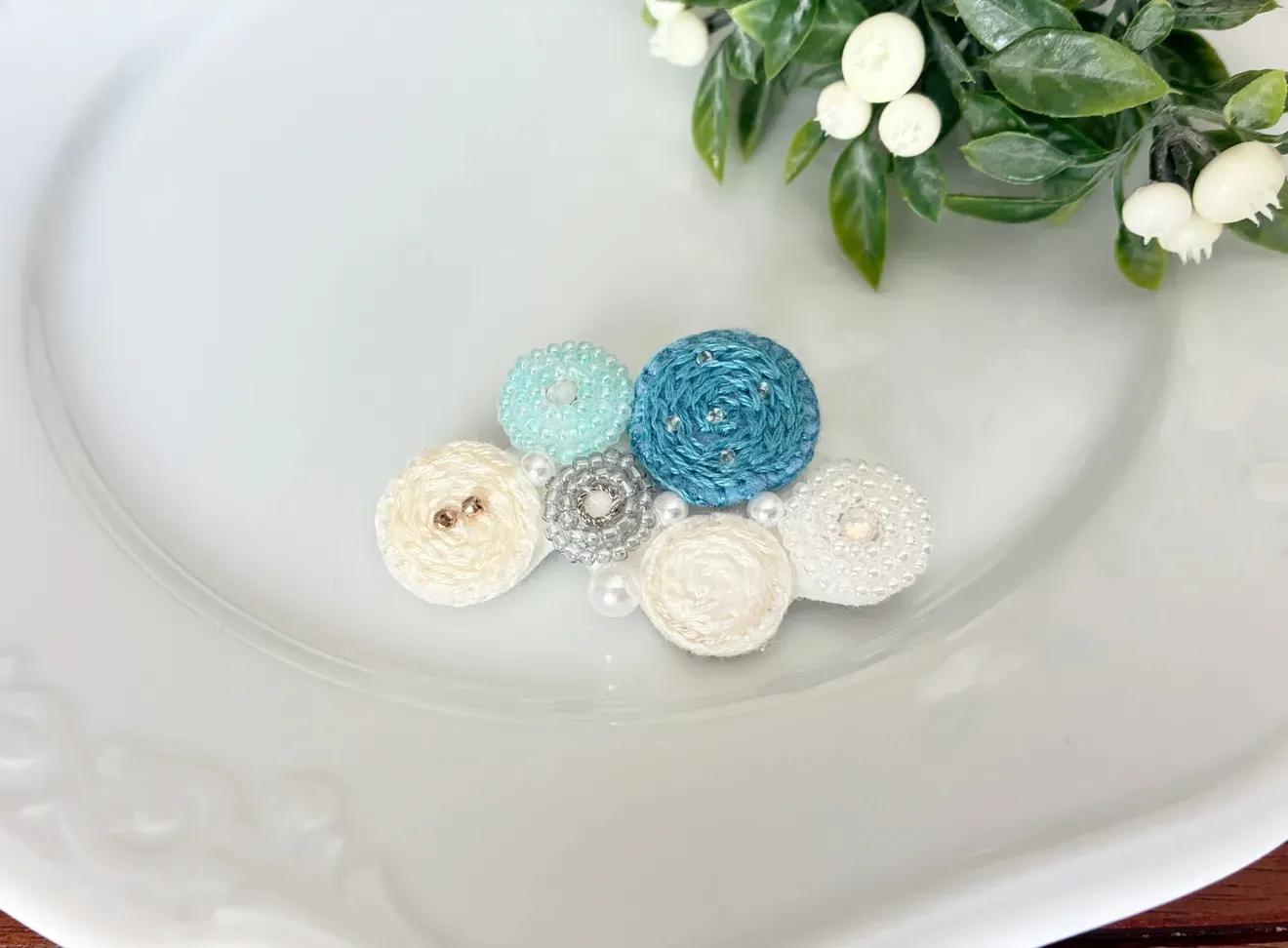 ブーケみたいなビーズ刺繍ブローチ（ブルー＆アイボリー③）