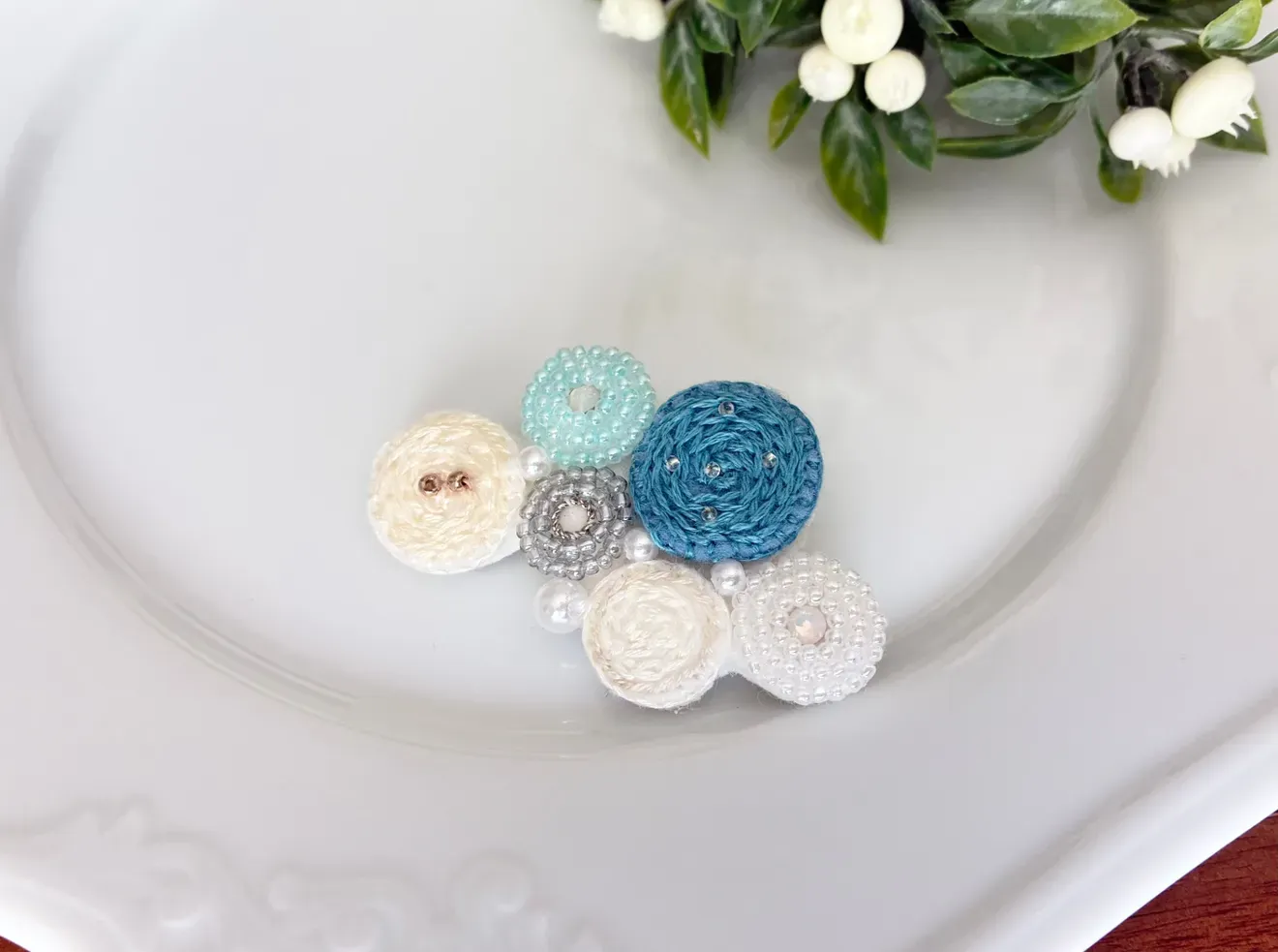 ブーケみたいなビーズ刺繍ブローチ（ブルー＆アイボリー③）