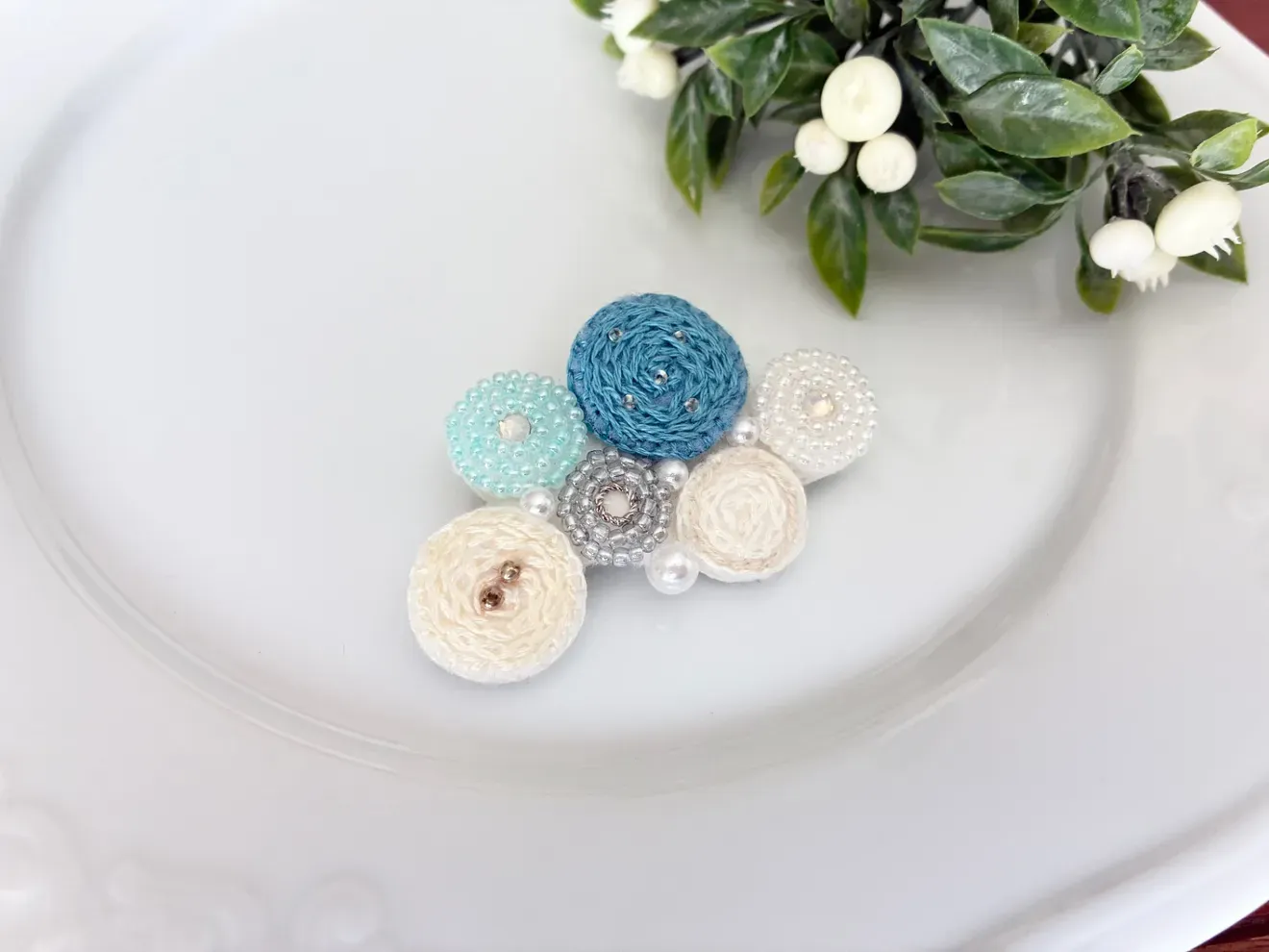 ブーケみたいなビーズ刺繍ブローチ（ブルー＆アイボリー③）