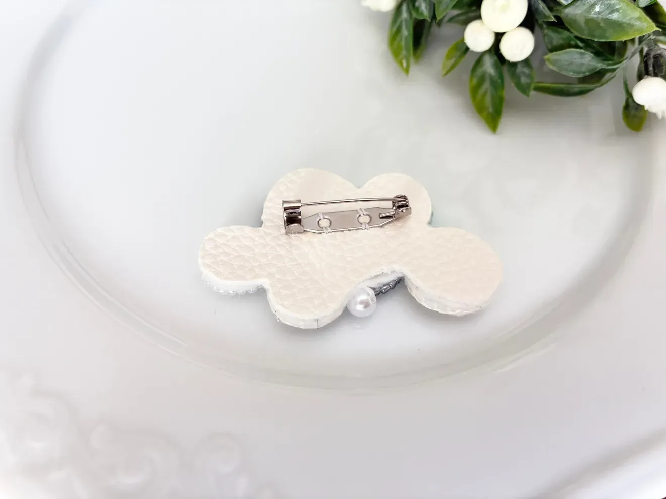 ブーケみたいなビーズ刺繍ブローチ（ブルー＆アイボリー③）