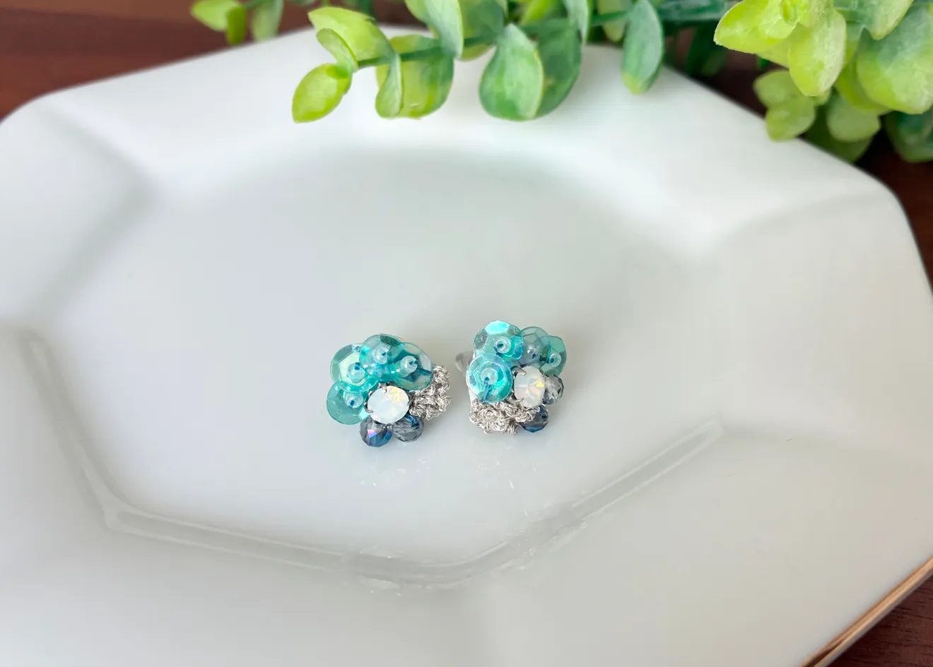 スパンコールとビーズ刺繍の可憐な花ピアス　小（ブルー）
