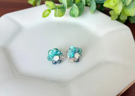 スパンコールとビーズ刺繍の可憐な花ピアス　小（ブルー）
