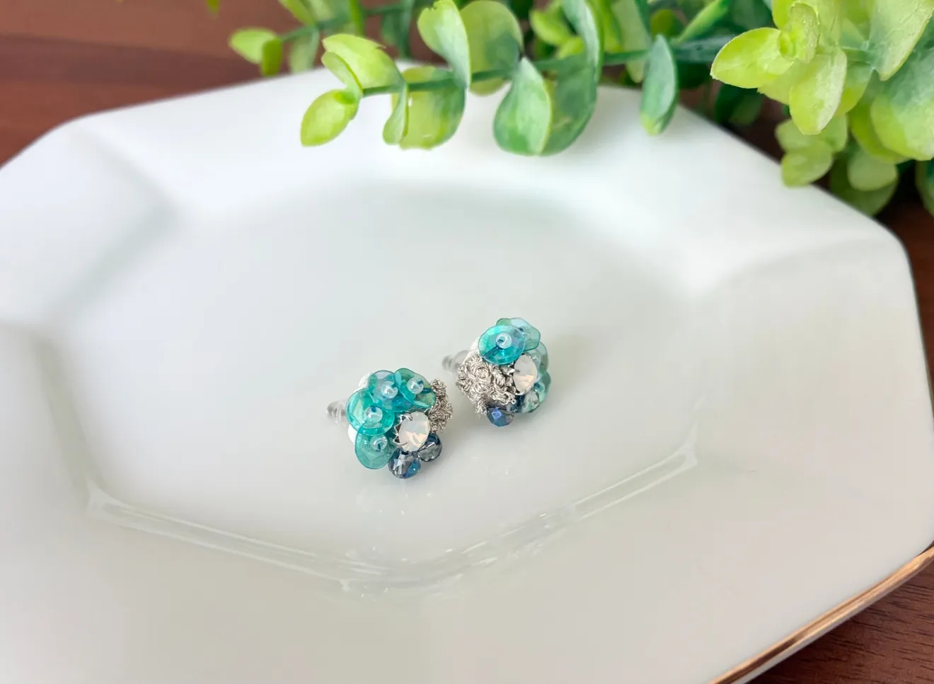 スパンコールとビーズ刺繍の可憐な花ピアス　小（ブルー）
