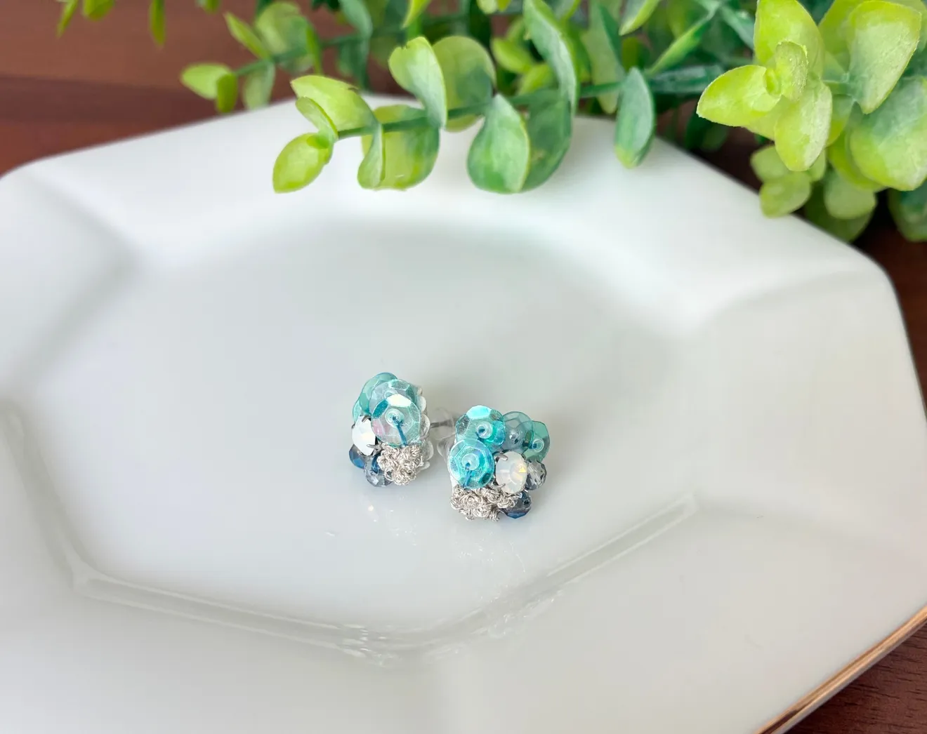 スパンコールとビーズ刺繍の可憐な花ピアス　小（ブルー）
