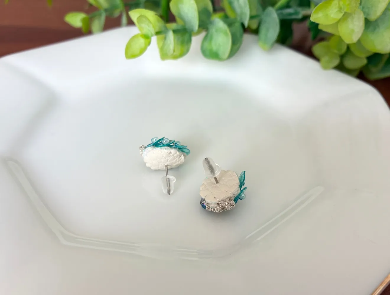 スパンコールとビーズ刺繍の可憐な花ピアス　小（ブルー）

