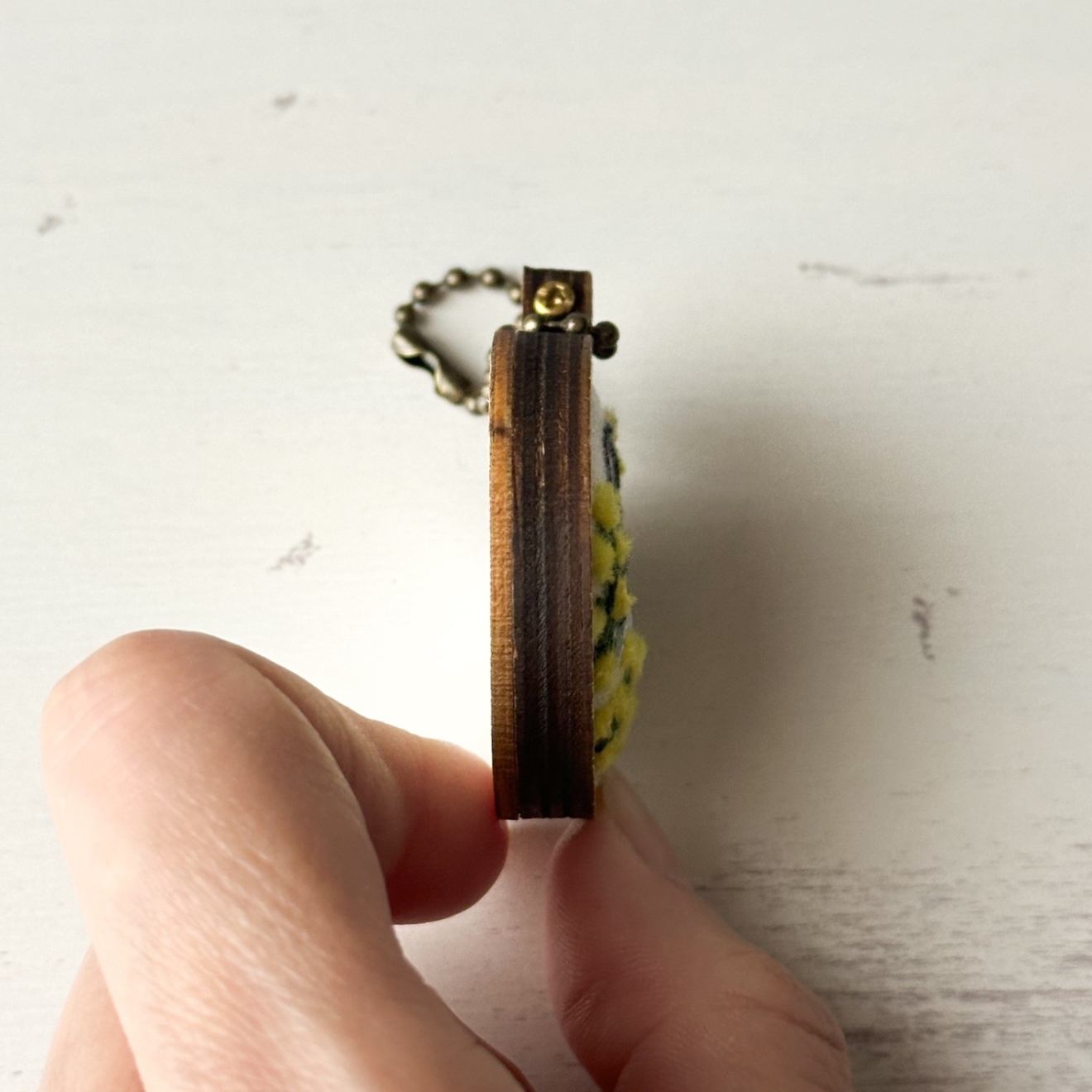 黒猫のお花刺繍キーホルダー　桜【ハンドメイド】