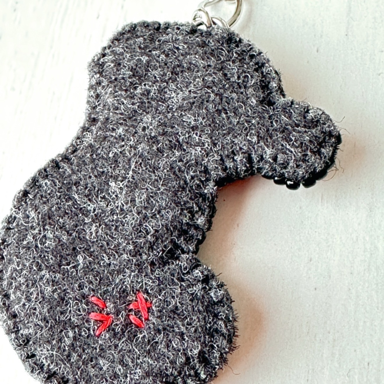 白色タツノオトシゴの刺繍キーホルダー【ハンドメイド】