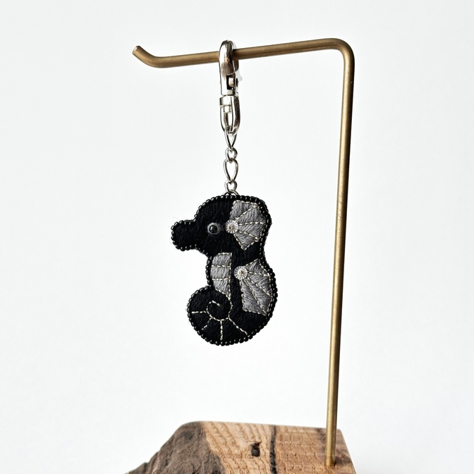 黒色タツノオトシゴの刺繍キーホルダー【ハンドメイド】