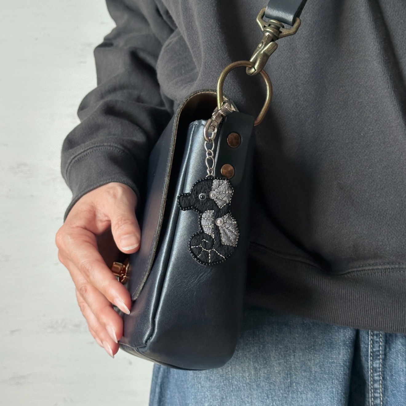 黒色タツノオトシゴの刺繍キーホルダー【ハンドメイド】