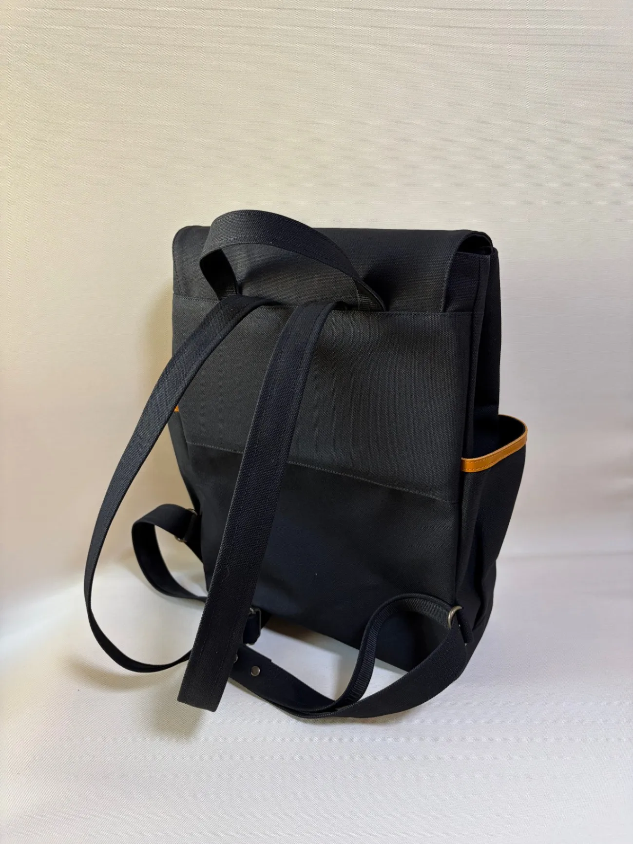 【A4対応・多ポケット】荷物を整理しやすい8号帆布の大容量リュック｜通勤通学　(ブラック)
