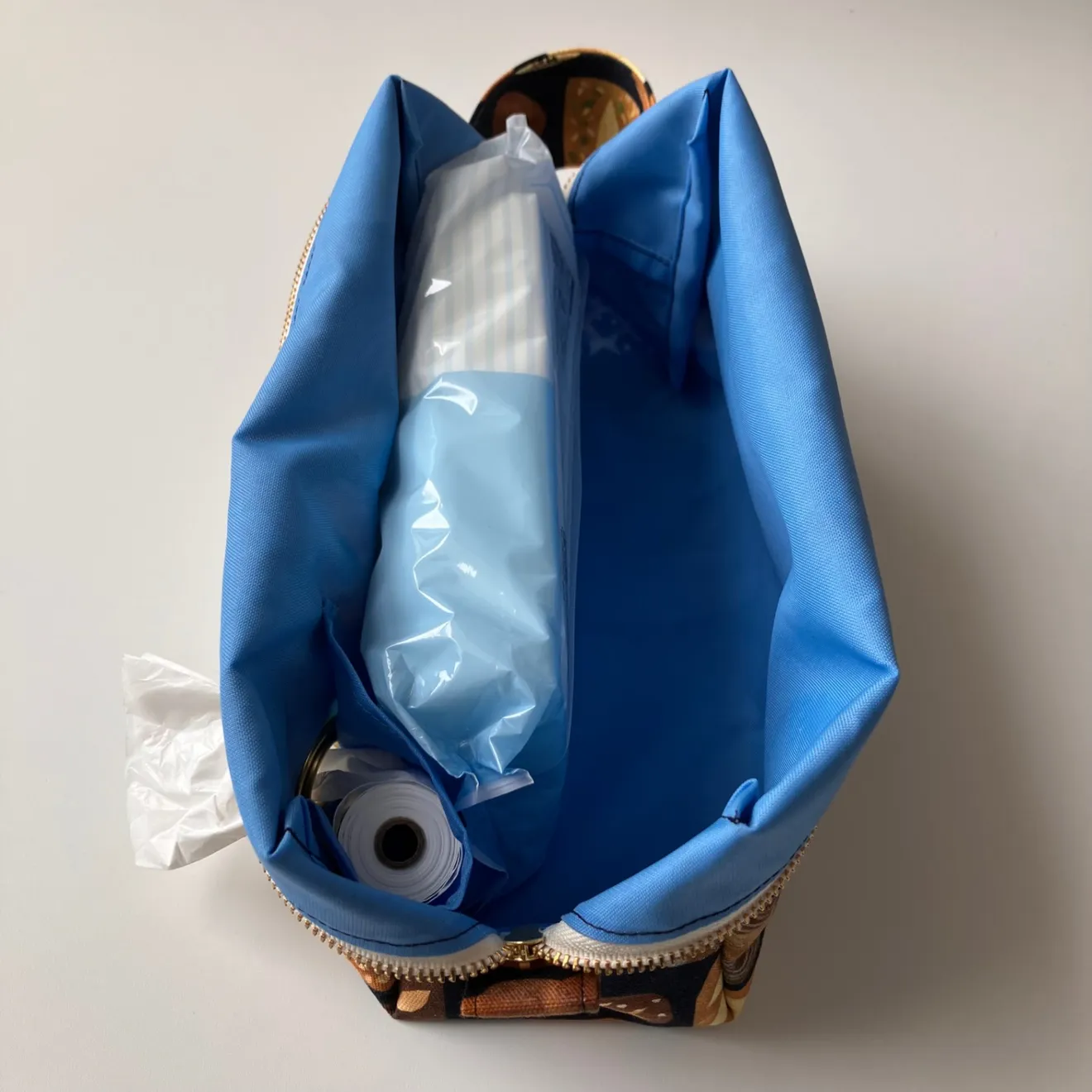 【ハンドメイド】おむつ替え3種の神器が全部入るポーチ【ベーカリー】パン柄｜出産祝い