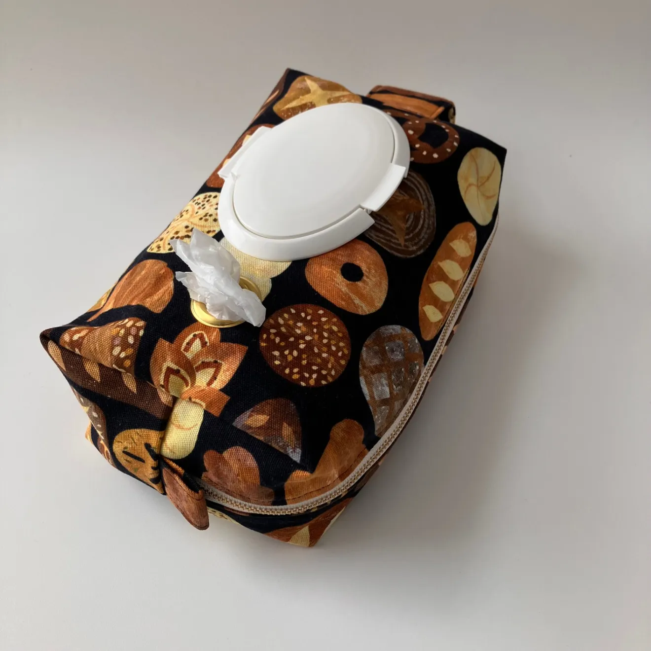 【ハンドメイド】おむつ替え3種の神器が全部入るポーチ【ベーカリー】パン柄｜出産祝い