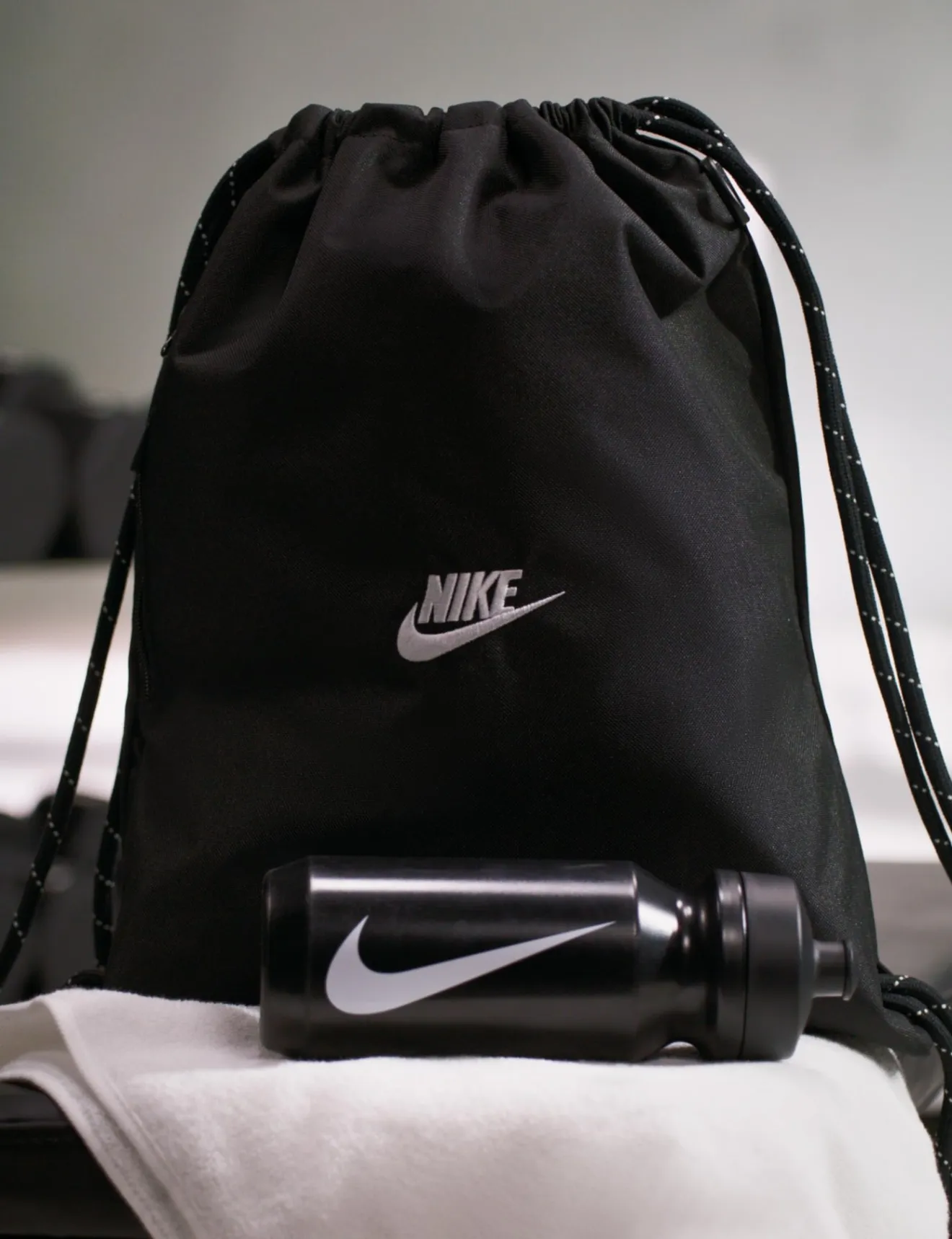 Nike ユニセックス - 大人用 ヘリテージ ドローストリング 2.0 バッグ、ブラック/ホワイト