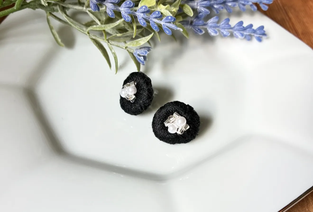 ビーズ刺繍ののまーるいピアス   〈1.8〉