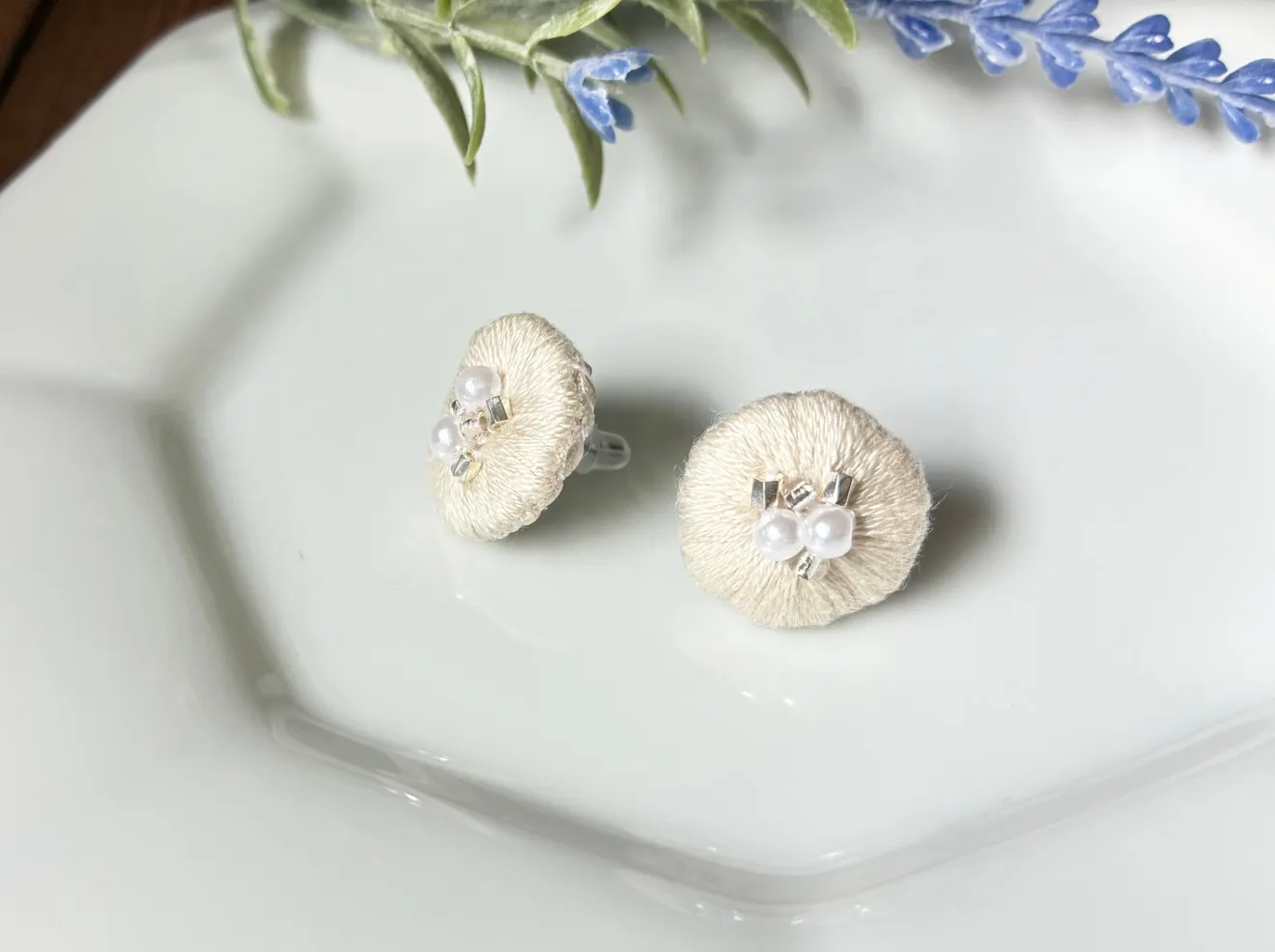 ビーズ刺繍ののまーるいピアス   〈1.8〉