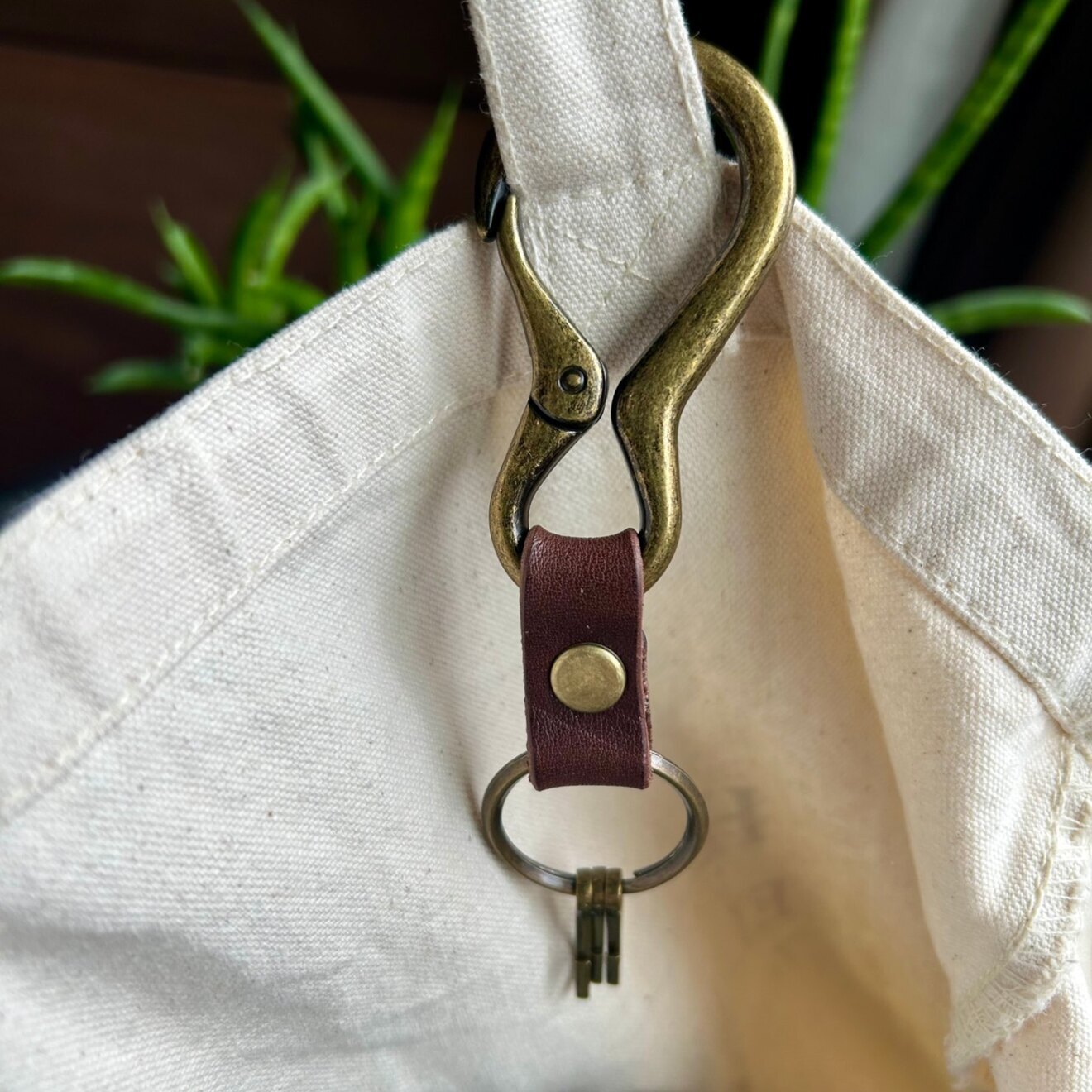 【ハンドメイド】本革×アンティーク調カラビナ キーホルダー　4色