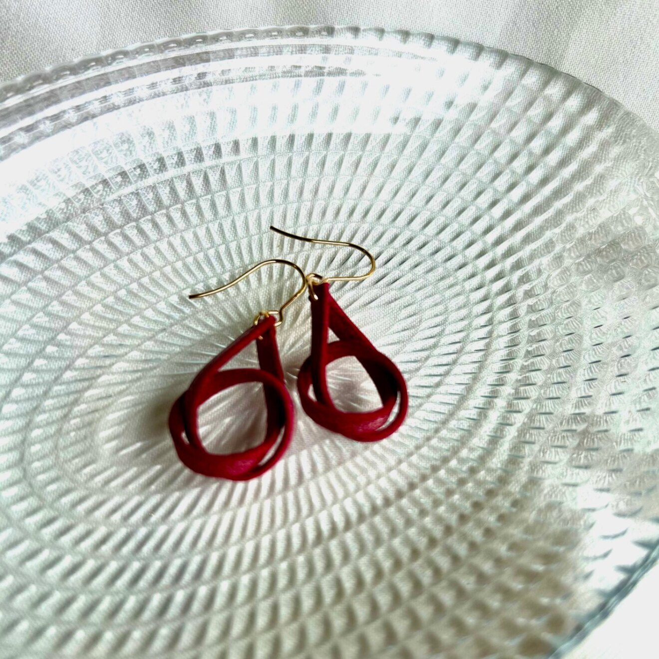 【ハンドメイド】くるっと本革ピアス　アンティークレッド