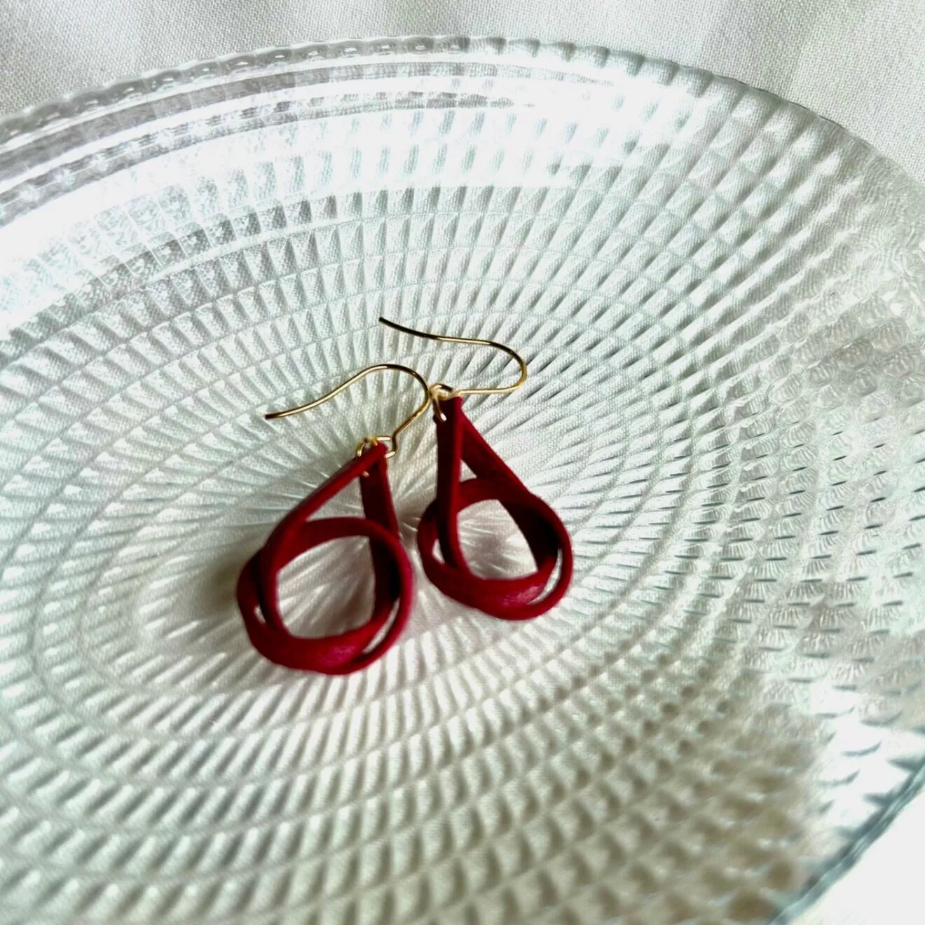 【ハンドメイド】くるっと本革ピアス　レッド