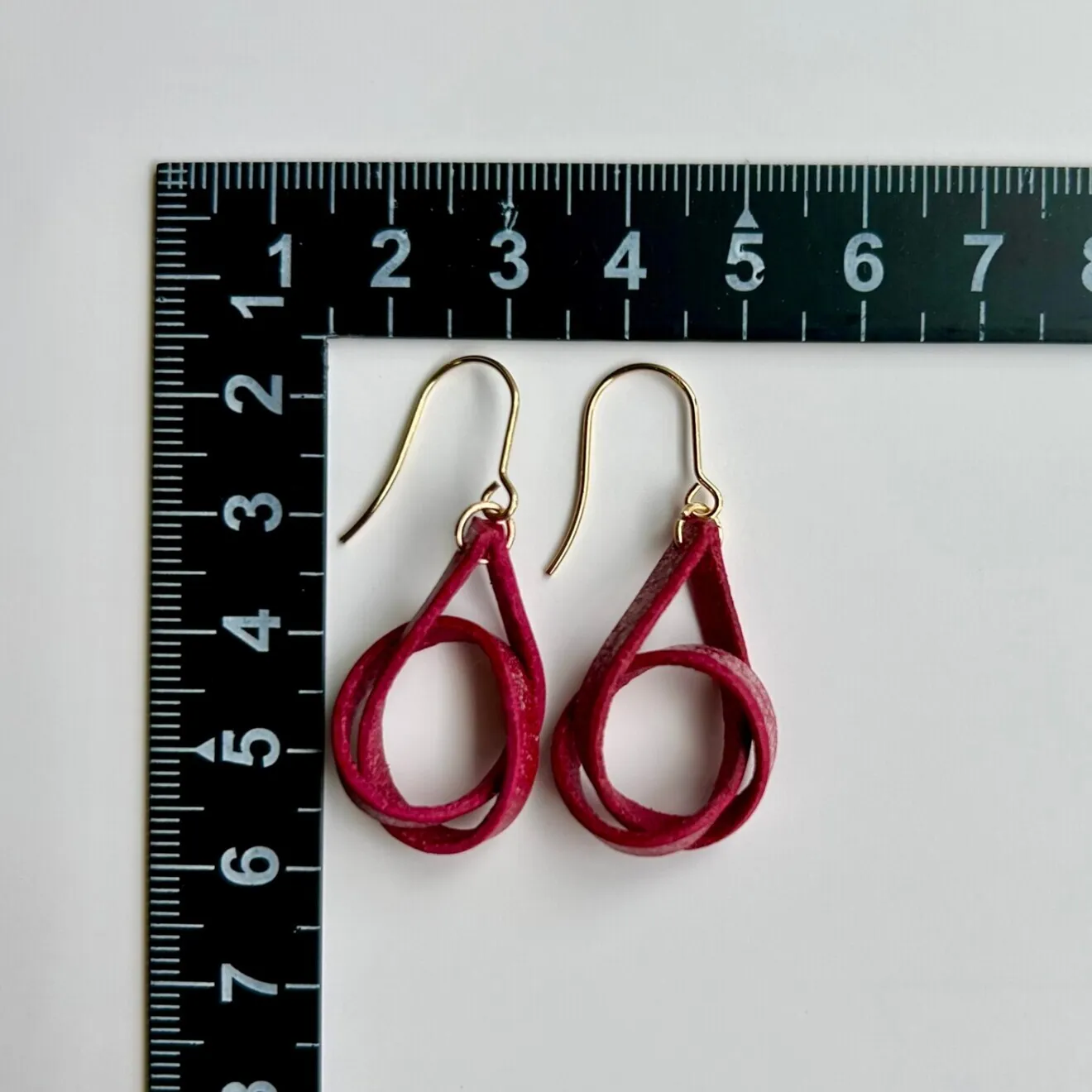 【ハンドメイド】くるっと本革ピアス　レッド