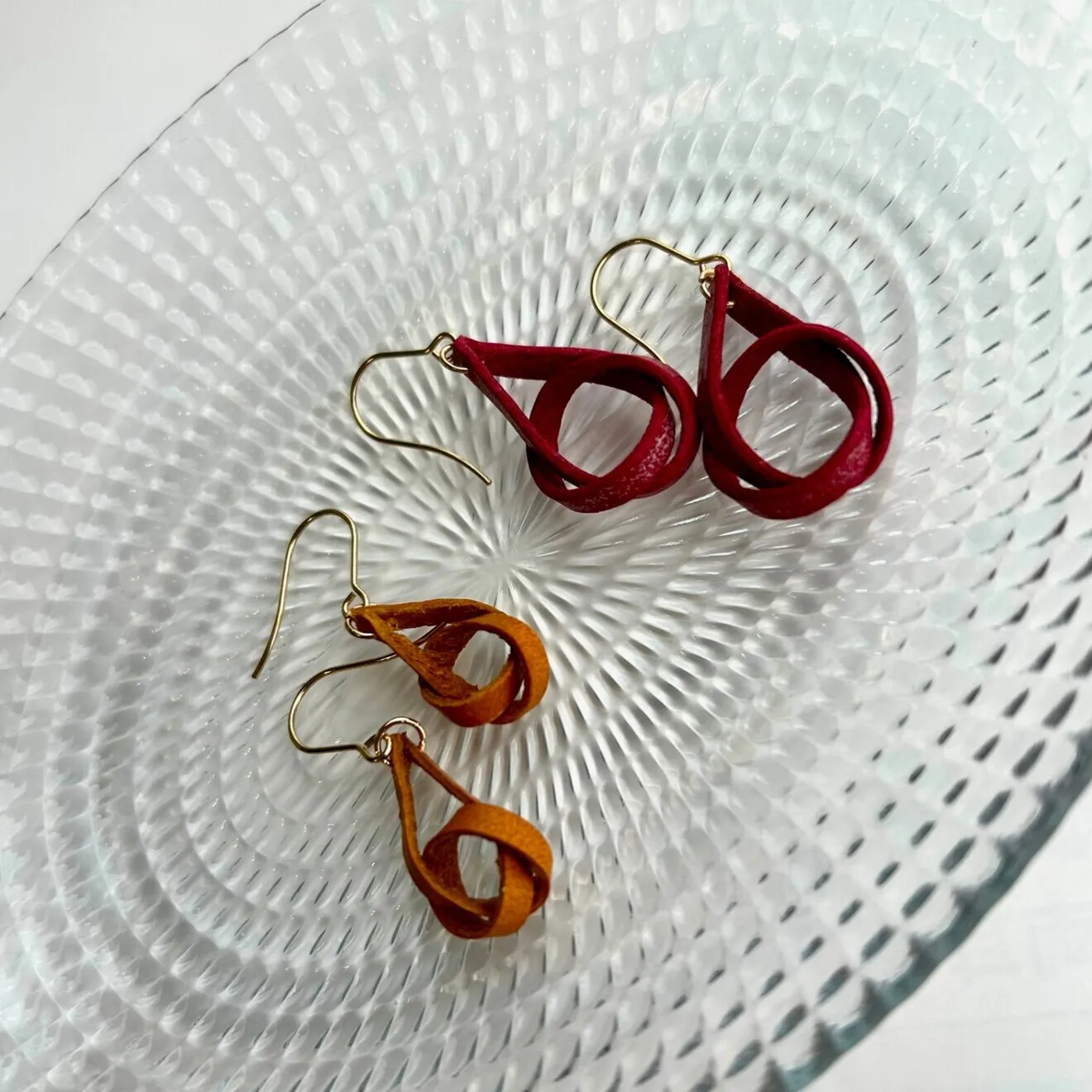 【ハンドメイド】くるっと本革ピアス　レッド