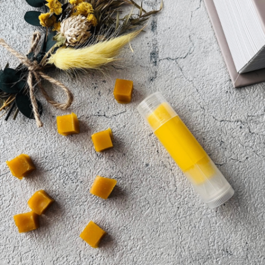 ニホンミツバチ蜜蝋の手作りリップクリームキット（無添加素材）