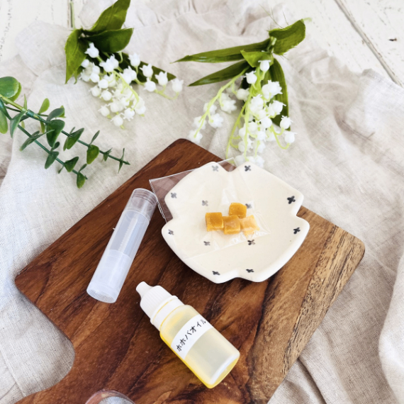 ニホンミツバチ蜜蝋の手作りリップクリームキット（無添加素材）