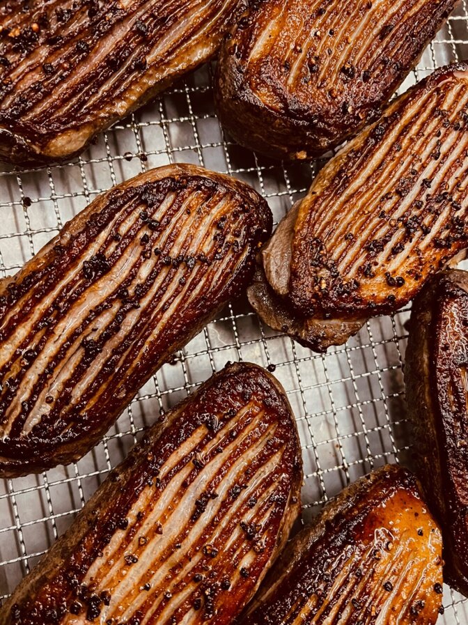 おつまみにも最適
ヨーロッパ産　鴨胸肉の黒胡椒風味