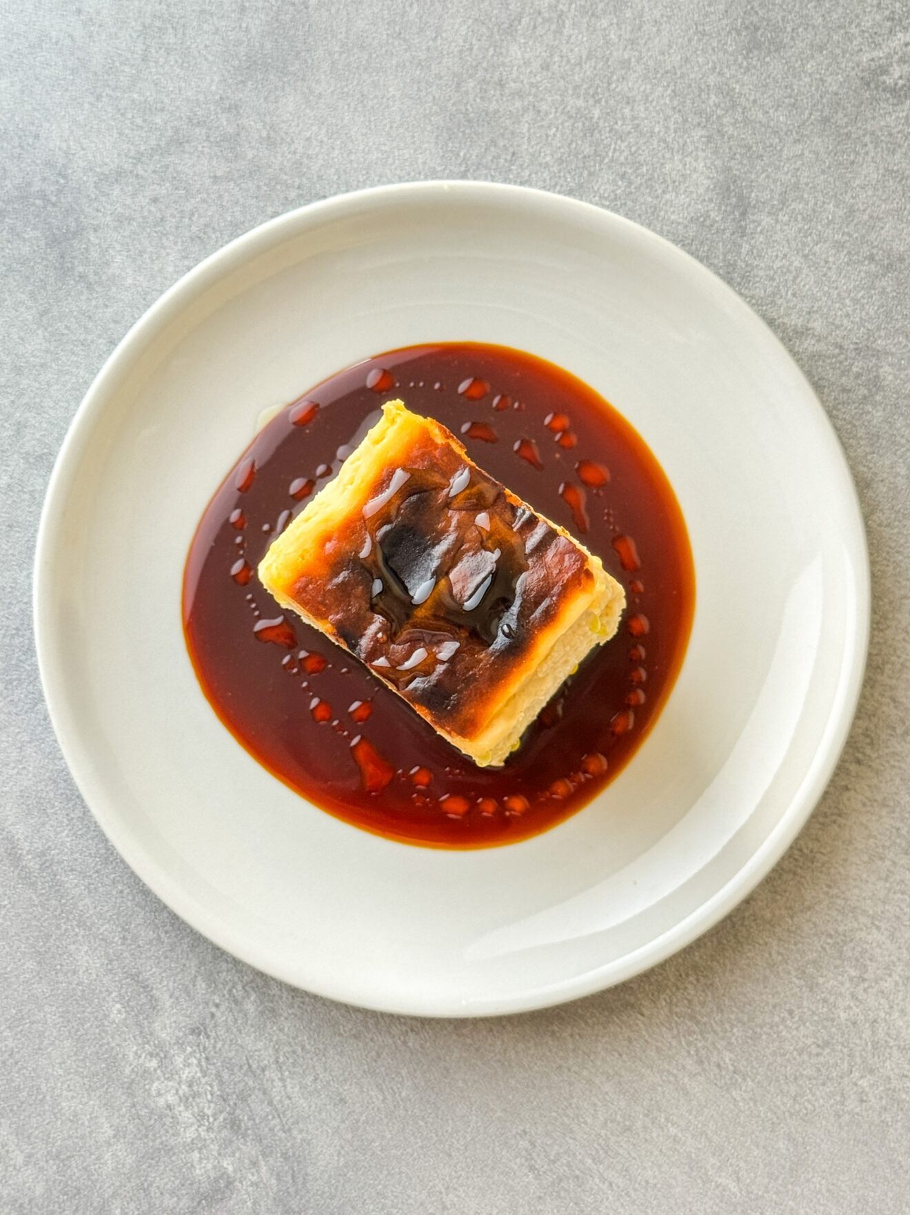 「ポコチー」　バル仕立てのバスクチーズケーキです。
とろける濃厚な味、焦がしの美学。全国一律送料