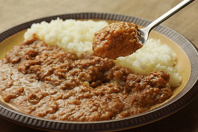 熊本県あか牛カレー【野焼きでトマトカレー】自家農園トマト使用！3個セット　もったいないが生んだカレー