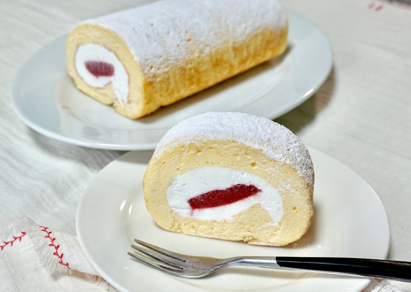 北海道いちごのふわふわミルキーロールケーキ