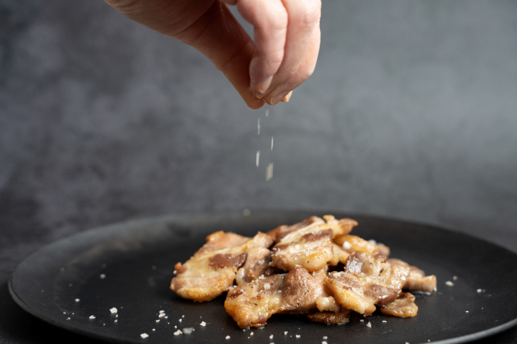 完全天日塩の燻製｜料理の仕上げに振るだけで楽しめる特別な香り体験