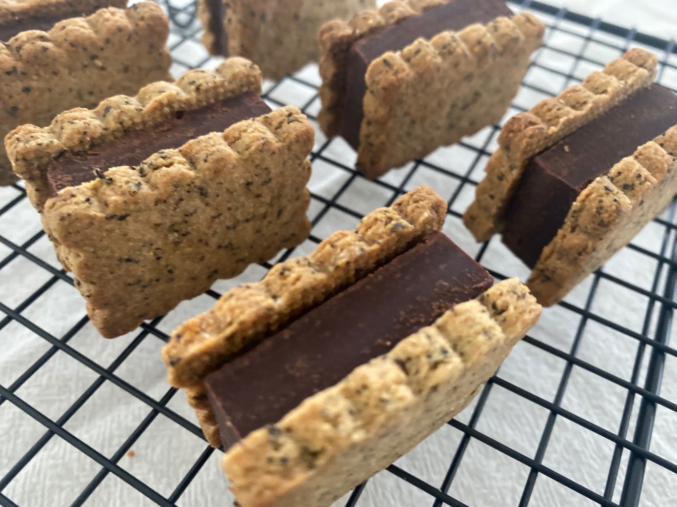 ヴィーガン＆グルテンフリーのスパイス香るガナッシュチョコサンド＆紅茶のガナッシュチョコサンドセット