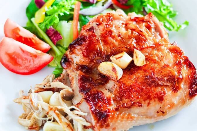 【父の日ギフト】揚げピザ名人の「思い出のローストチキン」大きめサイズで2皿ぶんをご用意