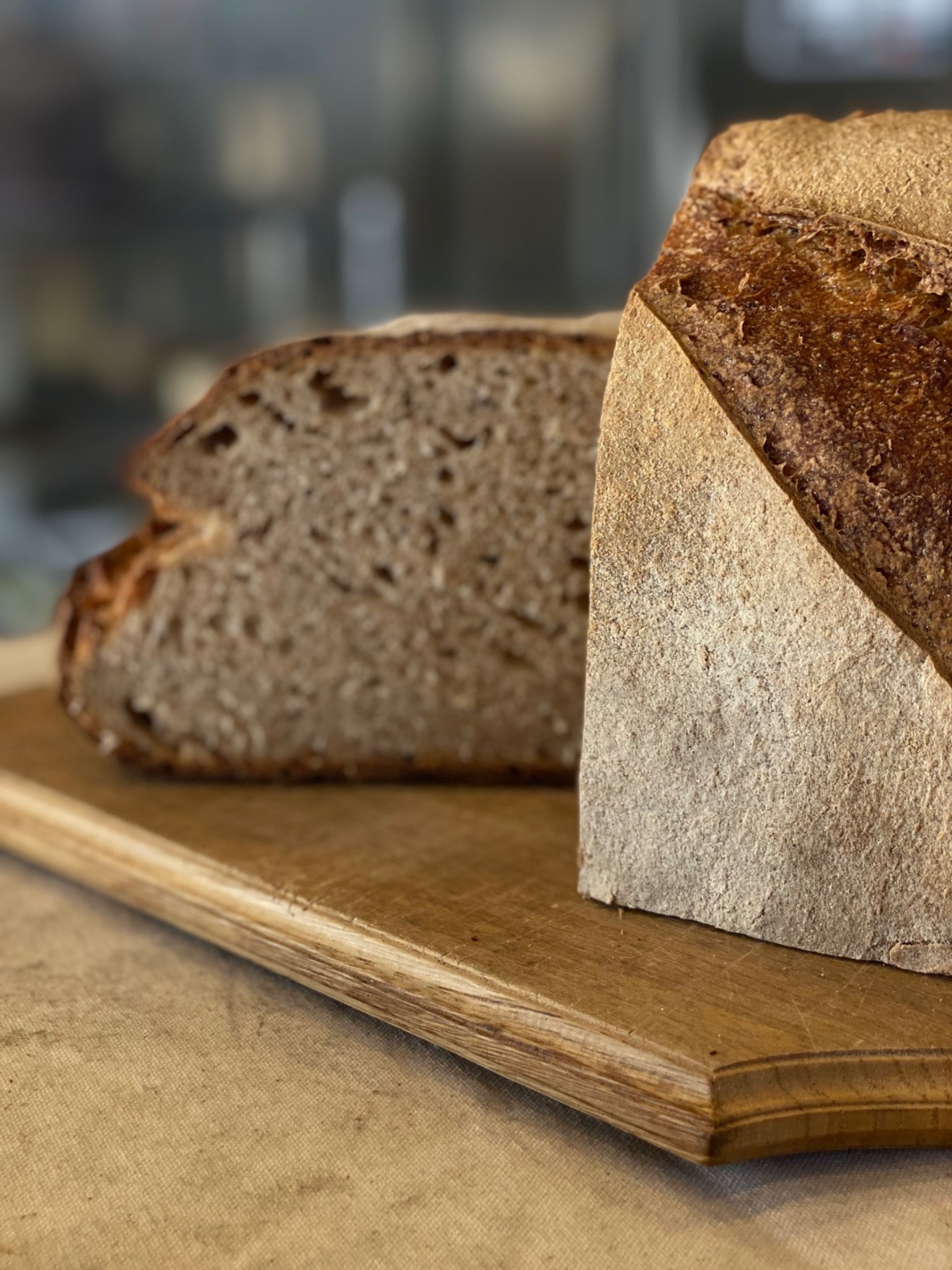 薪窯で焼く香り高き大きなパン
「パン・ド・カンパーニュビオ」