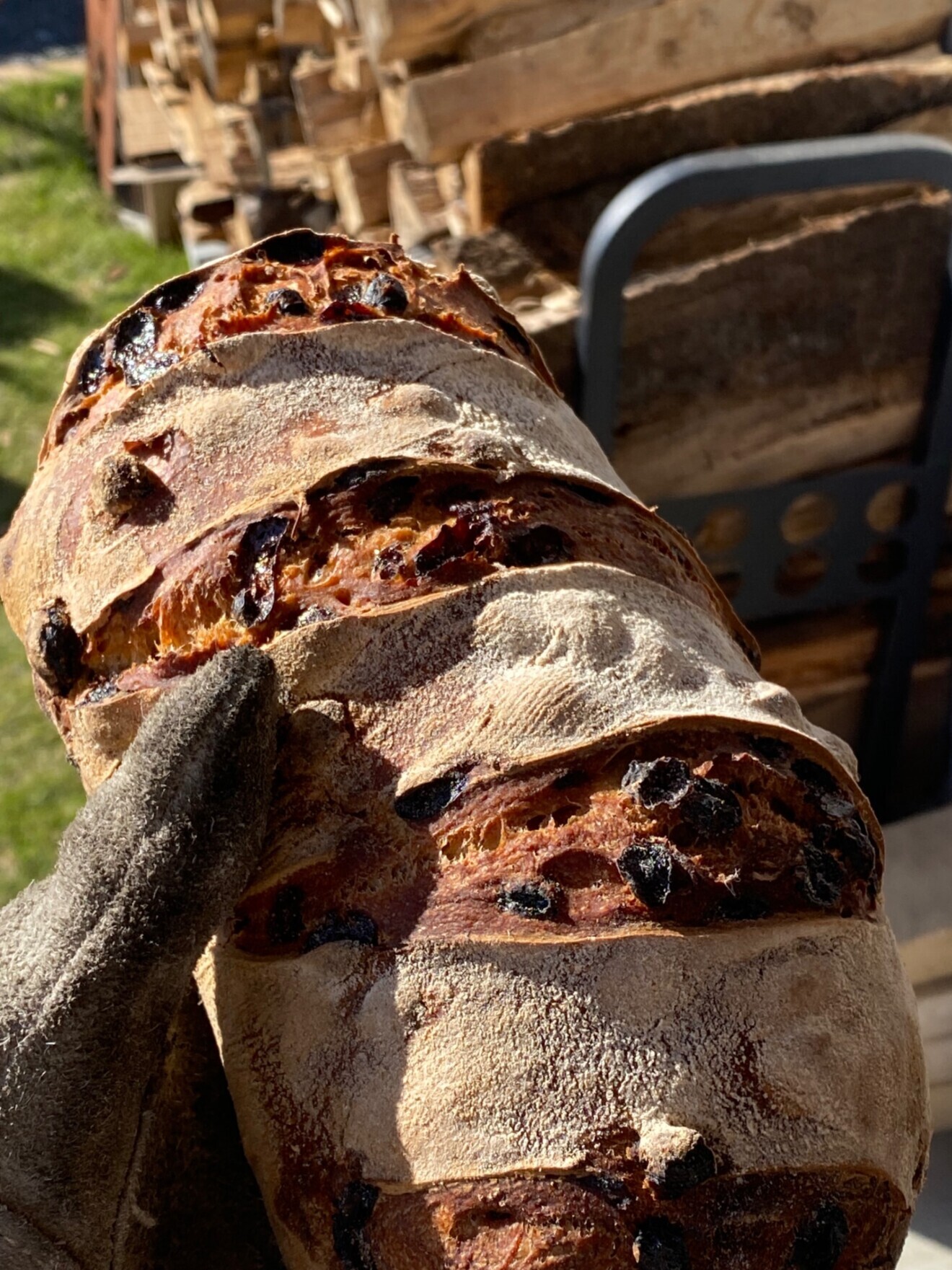 薪窯で焼く香り高き大きなパン
「パン・オ・レザン」（レーズンパン）