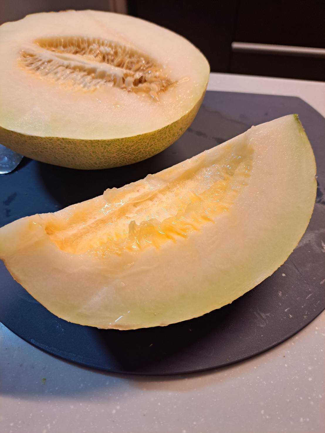 庄内砂丘産　ご自宅用　皮の際まで食べれる白肉系メロン