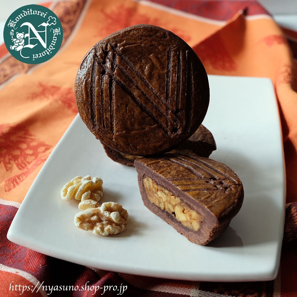 【ショコ エンガディナーヌストルテBOX】
  クルミのタルト菓子（チョコ）
