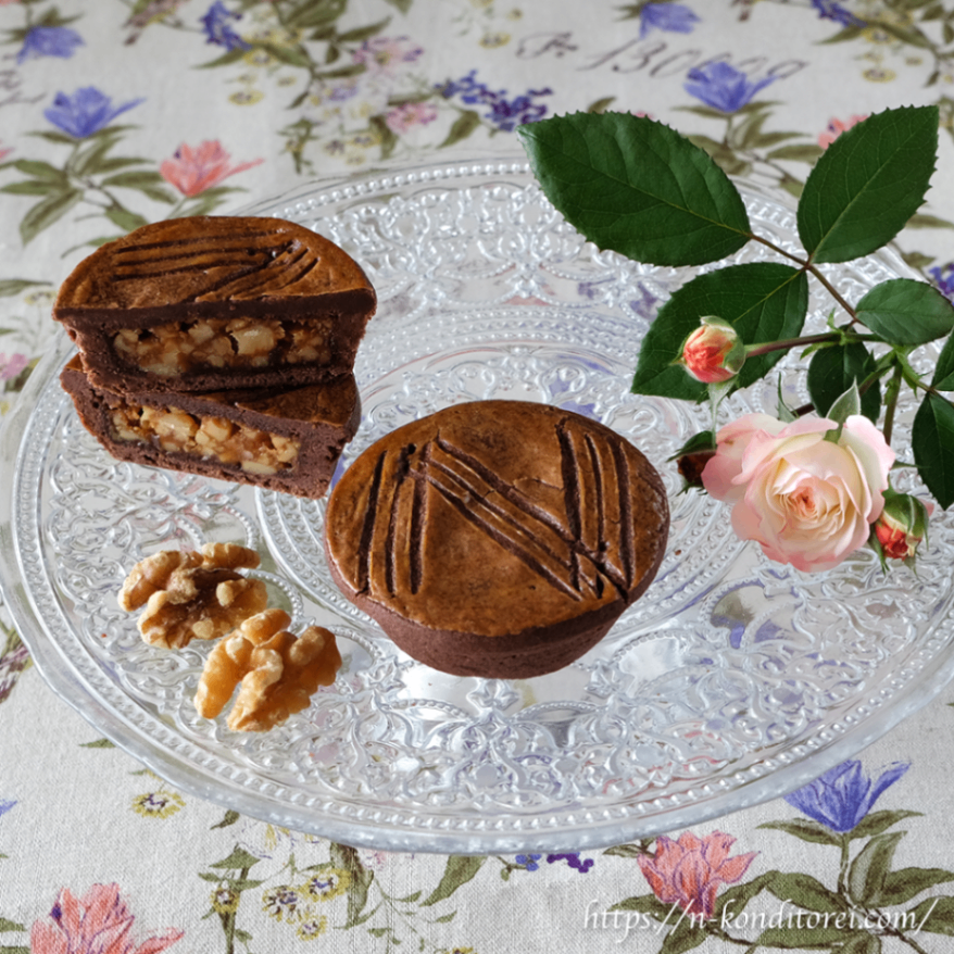 【ショコ エンガディナーヌストルテBOX】
  クルミのタルト菓子（チョコ）
