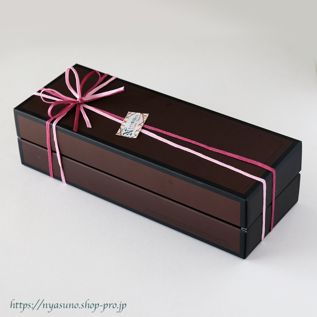 【ショコ エンガディナーヌストルテBOX】
  クルミのタルト菓子（チョコ）
