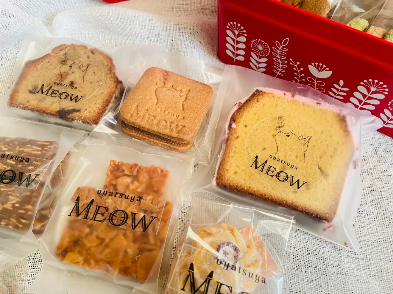 ☆限定商品☆クリスマスの秘密のお菓子缶