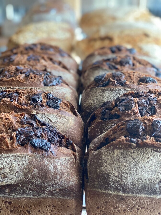 薪窯で焼く香り高き大きなパン
「パン・オ・ショコラ」