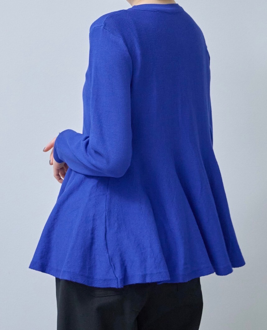 ペプラムカーディガン　ロイヤルブルー　春　スタイルアップ　ノンエイジ　