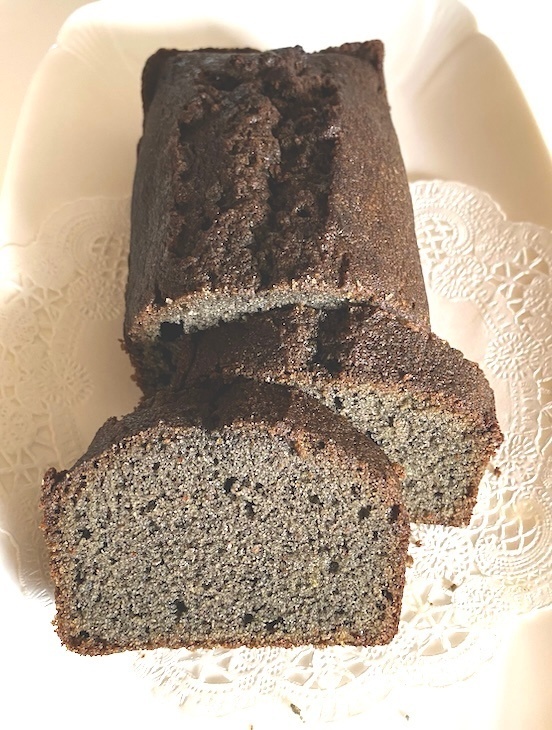 黒胡麻のパウンドケーキ　胡麻好きにはたまらない　発酵バターと平飼い卵・コクのある深い味わいです。